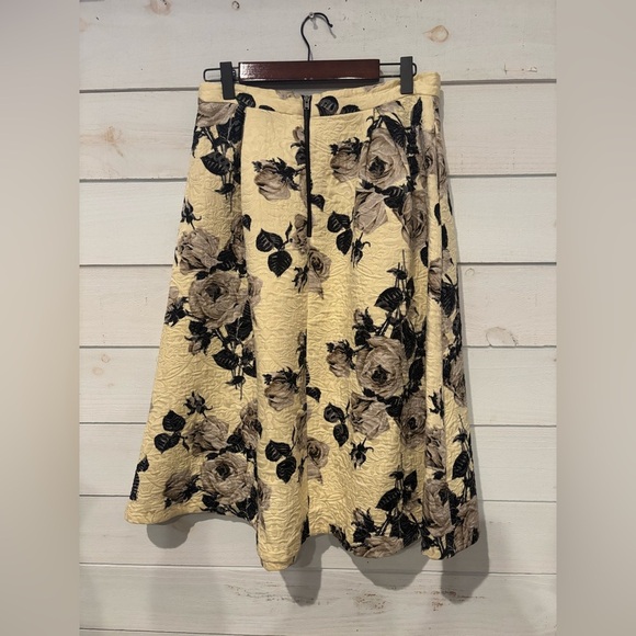 Topshop Yellow and Black Pleated A Line Skirt in size 6. Great condition! - Picture 4 of 16